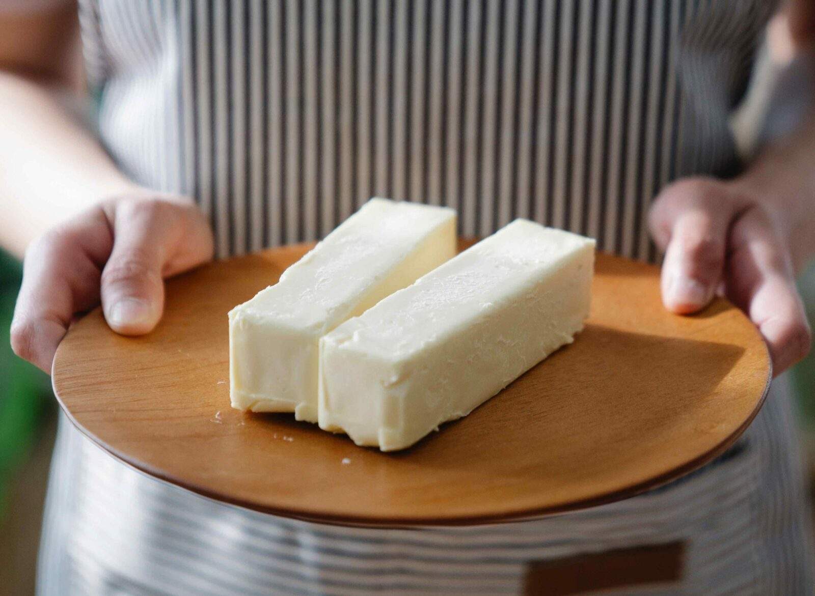Pourquoi le beurre est-il jaune alors que le lait est blanc ?