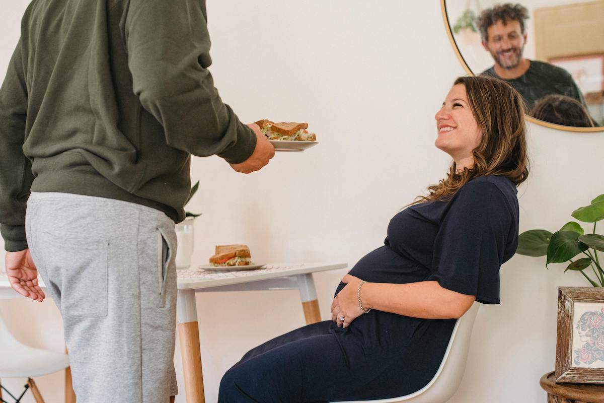 Une femme enceinte peut-elle manger du fromage au lait cru ?