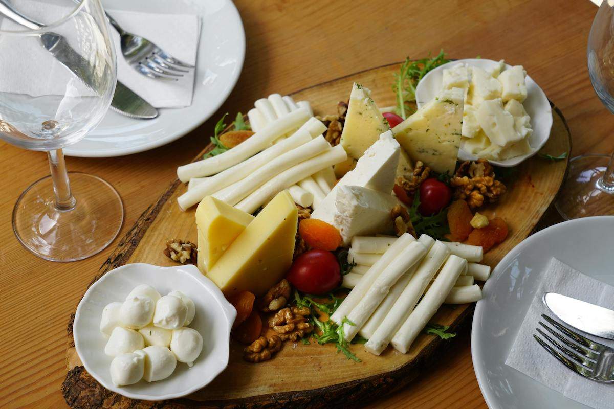 Les erreurs courantes à éviter lors de la dégustation de fromages